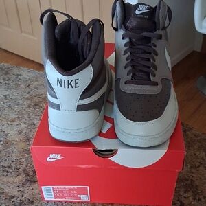 Nike Men's Dark Brown and Light Gray Sneakers